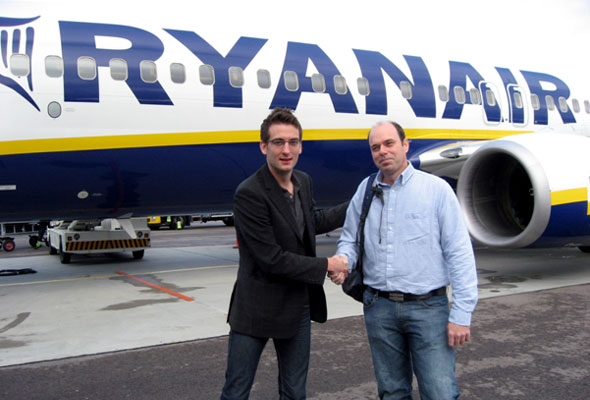 Foto: Ryanairs salgs-og markedssjef for Norden Erik Elmsäter og første London-passasjer fra Rygge, Matthew Reed fra Sarpsborg. (Foto: RSL)