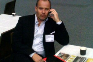 Martin Jørgensen, adm. dir. i Net Trans, med Møtebørsenavisen på bordet, ledet debatten på HSMAI Møtebørsen 2010.