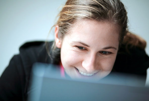 Ung kvinne med laptop