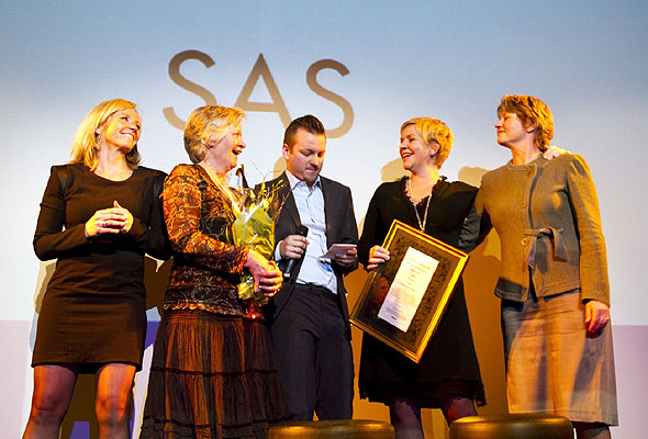 Konferansier Nicholas E. Carlie flankert av noen av SAS-vinnerne, markedsdirektør Camilla Forberg t.v., på Dizzie Showteater. Fotograf: Catharine Wandrup/Knut Joner