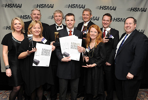 Adrian 2010-vinnerne fra Hurtigruten og byrået LOS&Co sammen med HSMAIs globale president og CEO, Bob Gilbert.