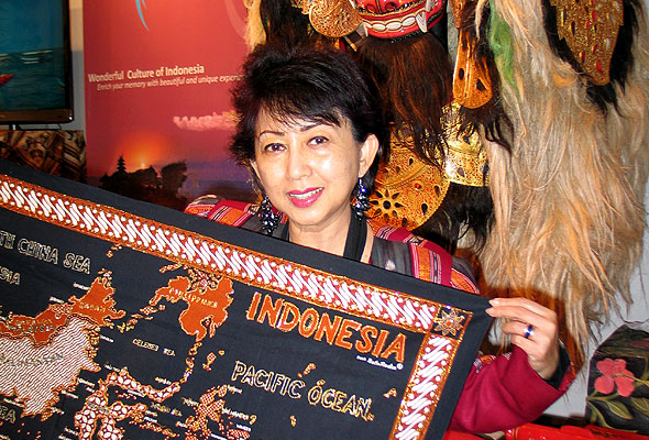 Wening Esthyprdbo, Indonesias konsul, på Reiseliv 2012 (foto fra Norges Varemesse)