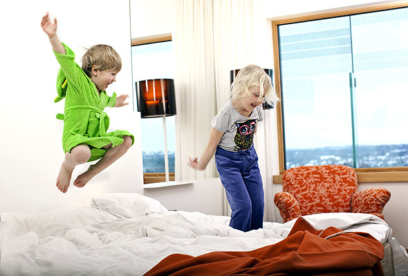 Fornøyde barn på hotellrom. Foto fra Rica Hotels