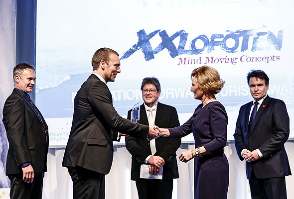 Årets reiselivsbedrift, XXLofoten, mottar Reiselivsprisen av H.M. Dronningen. Foto fra Innovasjon Norge