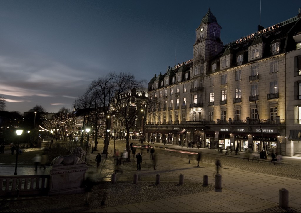 Grand_Hotel_Fasade_evening_view