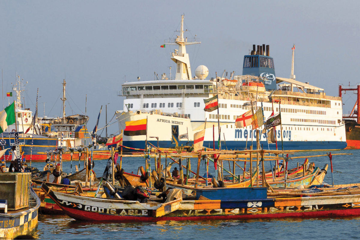 Mercy Ship' "Africa Mercy" ligger for tiden til kai i Cotonou Benin på Afrikas vestkyst. Foto fra Stena Line.
