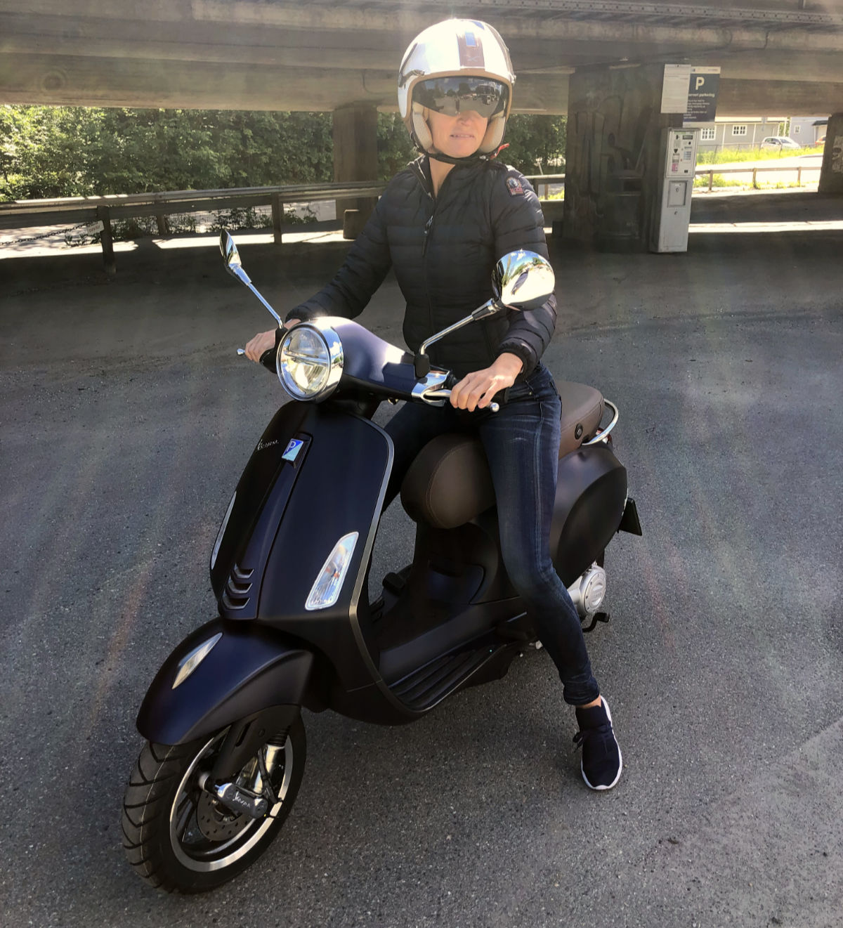 Jeanette Christoffersen på sin nye Vespa. Foto: PRIVAT.