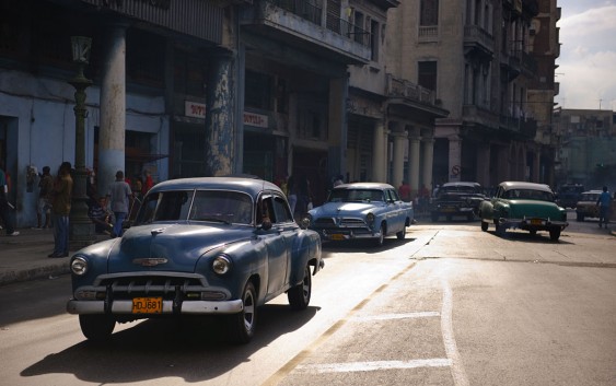 Klassisk gatestemning i Havana (foto fra Ving).