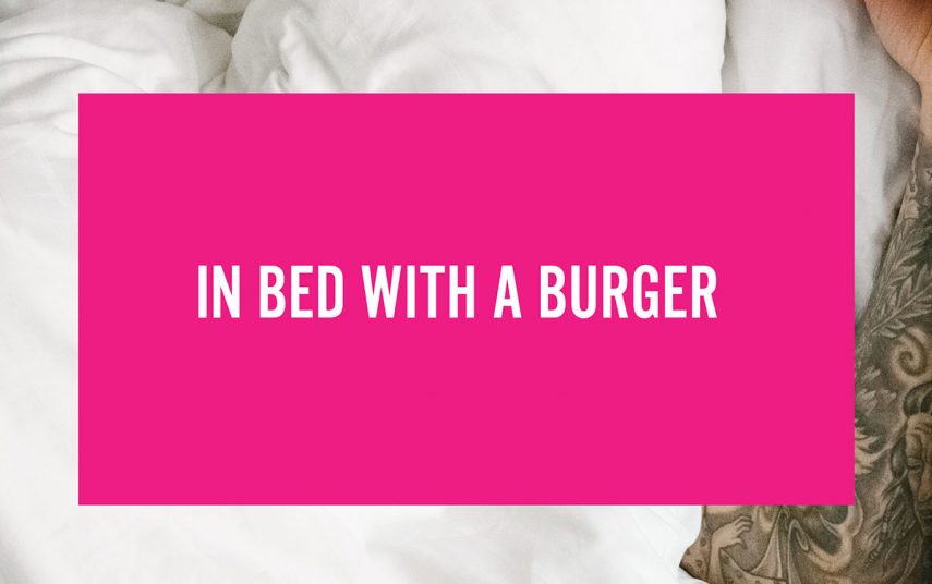 In bed with a burger. Foto fra Comfort Hotel