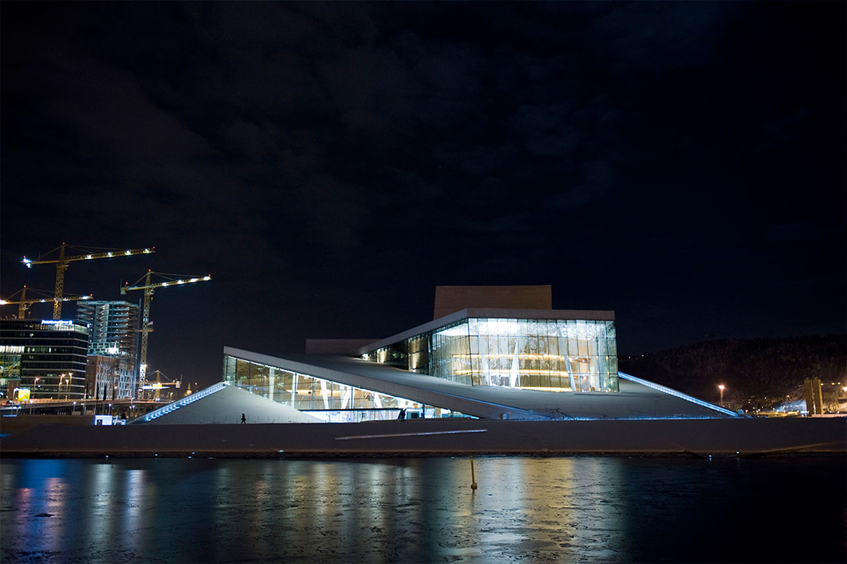 Den norske opera og ballett by night. Fotograf: Erik Berg.