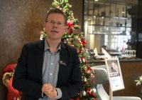 Ensomt juletre på Quality Airport Hotel Stavanger søker julegaver